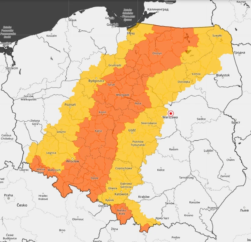 Najintensywniejsze śnieżyce w nocy oraz w środę nawiedzą Dolny Śląsk, część Wielkopolski, centrum oraz Warmię, Mazury i Podlasie Mapa Polski z wyraźnie zaznaczonym, szerokim pasem biegnącym przez środek kraju, w różnych odcieniach pomarańczowego i żółtego, obejmującym między innymi takie miasta jak Gdańsk, Bydgoszcz, Wrocław, Warszawa i Katowice, z granicami województw i państw ...