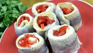 Planujesz menu na andrzejki? Jako przystawkę zaserwuj swoim gościom roladki śledziowe.