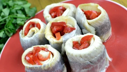 Planujesz menu na andrzejki? Jako przystawkę zaserwuj swoim gościom roladki śledziowe.