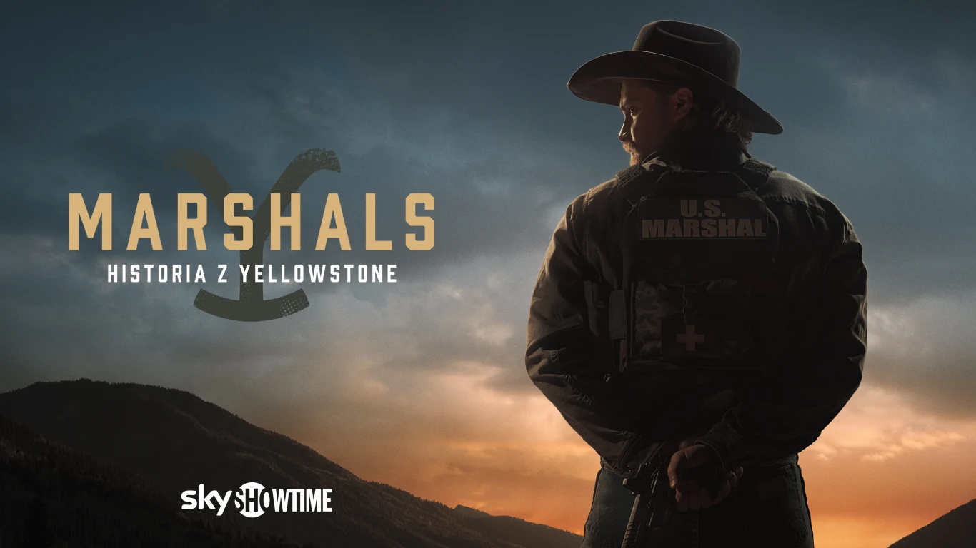 Wyłącznie w SkyShowtime będzie można obejrzeć najnowszy spin-off Yellowstone - Y: Marshals (Marshals: historia z Yellowstone). Mężczyzna w kapeluszu i kurtce z napisem U.S. Marshal stoi tyłem, patrząc na zachód słońca nad górskim krajobrazem, obok logo i napisów promujących serial Marshals Historia z Yellowstone.