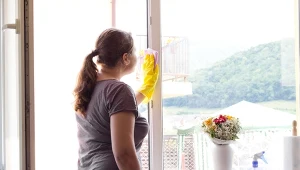 Wymieszaj z ciepłą wodą. Pożółkłe ramy znów będą śnieżnobiałe 