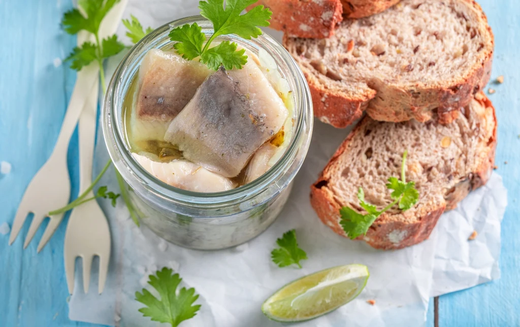 Do wykonania sałatki potrzebujemy kilku płatów śledzia w oleju