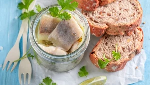 Idealna na andrzejkowy wieczór. Śledziowa sałatka z karmelizowaną cebulą i chrupiącymi migdałami