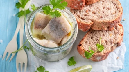 ​Idealna na andrzejkowy wieczór. Śledziowa sałatka z karmelizowaną cebulą i chrupiącymi migdałami