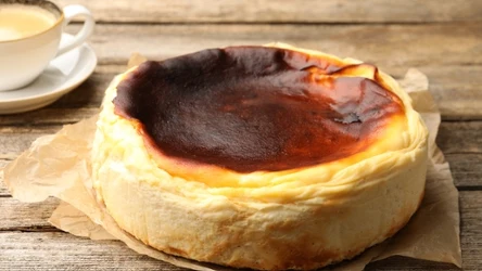 ​Puszysty jak chmurka i nie opada. Sernik z przepisu babci bije baskijski na głowę