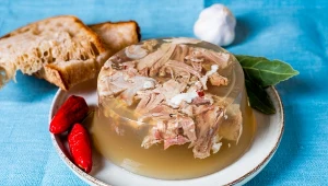 Ani grama żelatyny. Galaretę "zwiąże" pyszny składnik. Wiedziałeś?