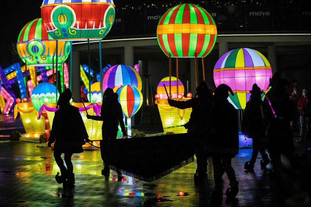 Energylandia od lat przyciąga odwiedzających m.in. zimowym ogrodem świateł. W tym roku atrakcja również będzie dostępna. Barwne, podświetlone balony na ogrzane powietrze ustawione w szeregu na tle nocnym, przed nimi sylwetki kilku osób w kostiumach, które niosą rozciągnięty materiał, całość tworzy dynamiczny, festiwalowy klimat.