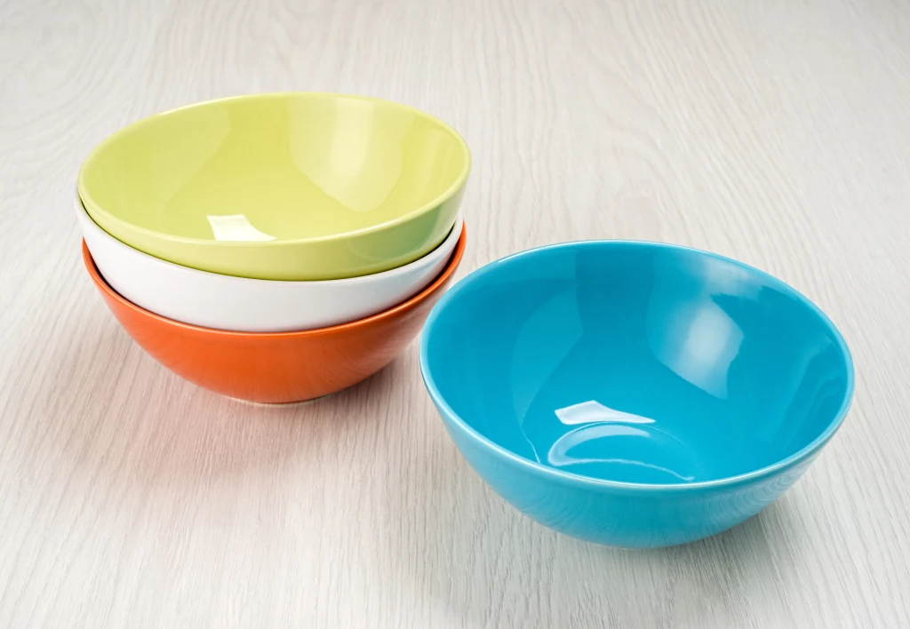 Aby wykonać rytuał miłosny, zaopatrz się m.in. w czerwoną świeczkę i miskę Aby wykonać rytuał miłosny, zaopatrz się m.in. w czerwoną świeczkę i miskę