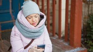 Mróz może trwale uszkodzić twój telefon. Jak chronić urządzenie zimą?