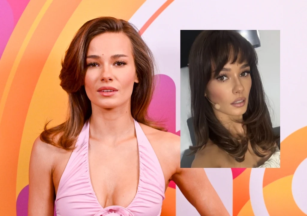 Młoda kobieta o długich, brązowych włosach w jasnoróżowej sukience na tle kolorowej grafiki z motywem okręgów; w prawym górnym rogu zdjęcia znajduje się wstawka z jej portretem, gdzie widoczny jest mikrofon przy twarzy.