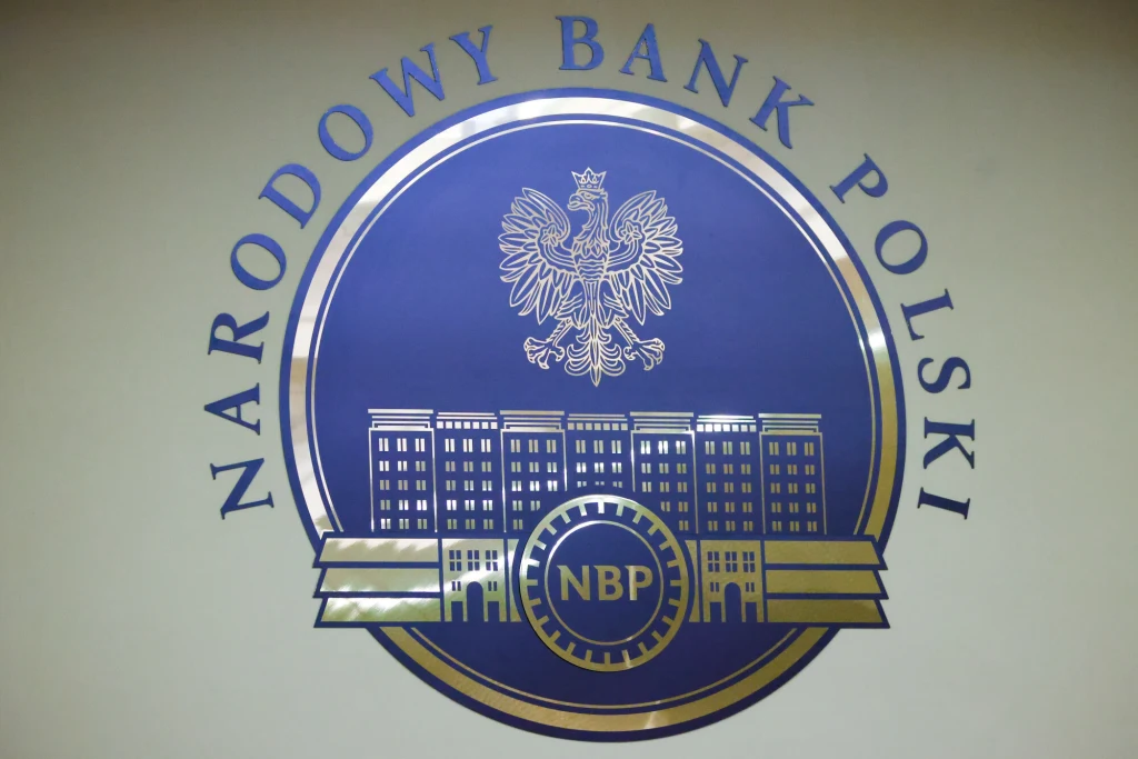 W środę, 26 listopada NBP wprowadzi do obiegu nową monetę Logo Narodowego Banku Polskiego na niebieskim tle, w centrum widoczny biały orzeł oraz stylizowany budynek banku, pod nim skrót NBP w ozdobnym okręgu.