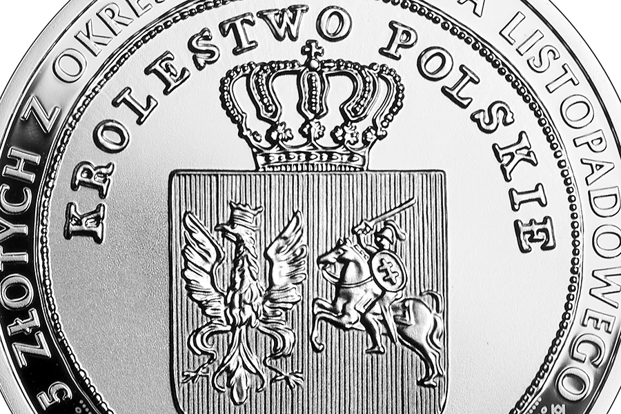 Rewers monety "5 złotych z okresu powstania listopadowego" Srebrna moneta z wybitym napisem 'Królestwo Polskie', koroną i herbem zawierającym orła po lewej stronie oraz rycerza walczącego z mieczem po prawej stronie.