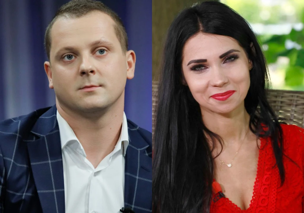 Portret mężczyzny w marynarce w kratę i białej koszuli oraz kobiety z długimi, czarnymi włosami w czerwonej sukience, oboje patrzą na wprost, w tle rozmyte wnętrze oraz zielenina.