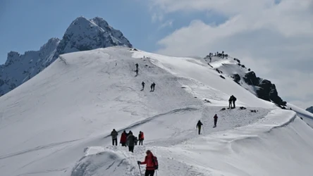 Kasprowy Wierch zimą. Można zdobyć szczyt na kilka sposobów