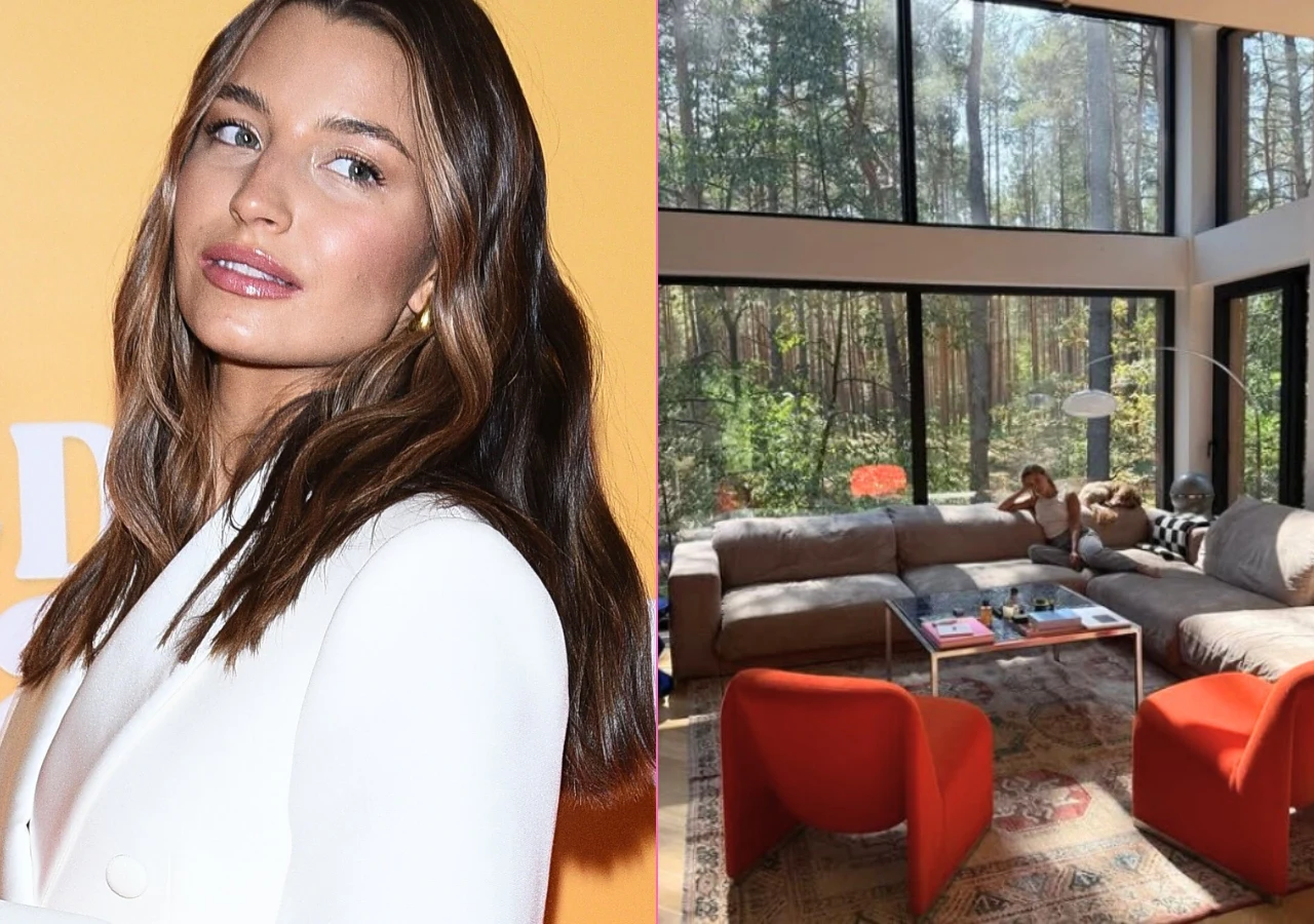 Portret młodej kobiety o długich, brązowych włosach na tle pomarańczowej ściany, po lewej stronie. Po prawej stronie wnętrze jasnego salonu z dużymi oknami, kanapą, stolikiem, dywanem i czerwonymi fotelami, z widokiem na las.