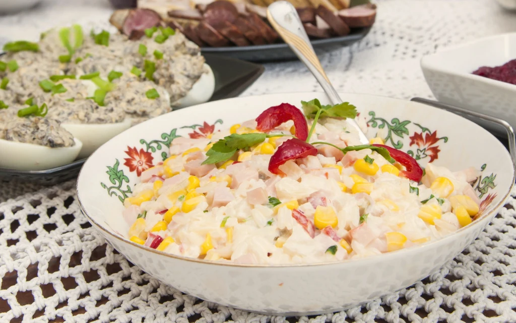 Pewniak, nie tylko na Andrzejki. Słynna sałatka z lat 90. nadal robi furorę na imprezach