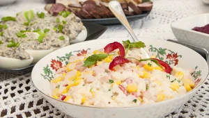 Niby hawajska, ale bardzo polska. Sałatka z lat 90. nadal robi furorę, nie tylko na andrzejki