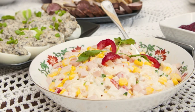 Niby hawajska, ale bardzo polska. Sałatka z lat 90. nadal robi furorę, nie tylko na andrzejki