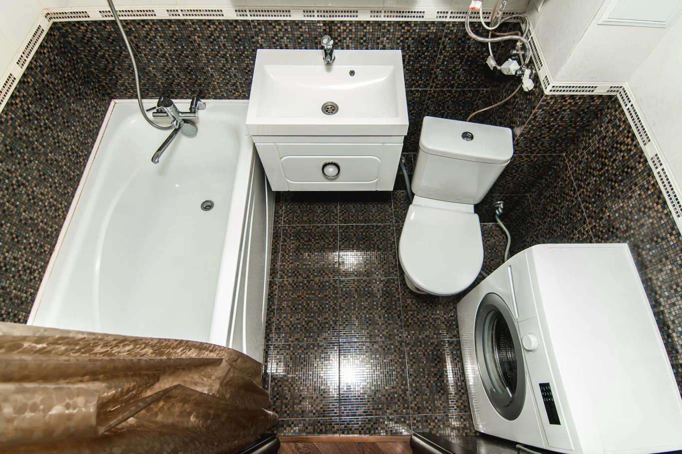 Jak optycznie powiększyć małą łazienkę? Można to zrobić na kilka sposobów 