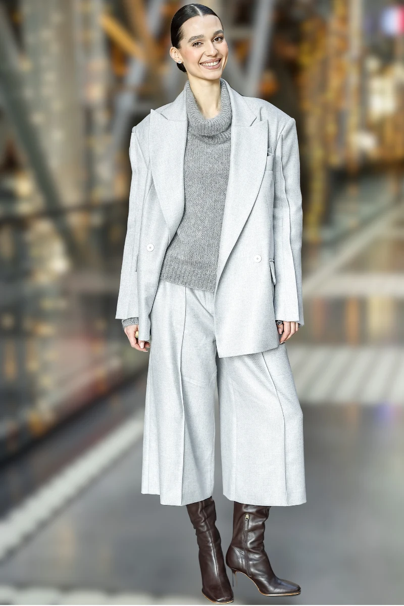 Maja Klajda czekoladowe kozaki dobrała do jasno szarego kompletu z szerokimi spodniami długości 3/4