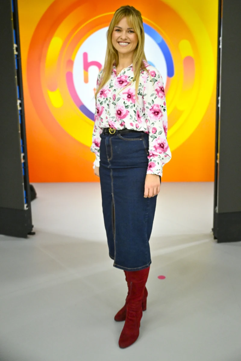 Karolina Stolarska-Bigos w "halo tu polsat" burgundowe kozaki połączyła z klasyczną jeansową spodnicą