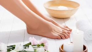 Zimowa pielęgnacja stóp i pięt. Kilka kroków, by były miękkie, gładkie i zdrowe