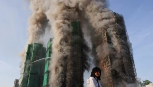 Pożar kompleksu wieżowców w Hongkongu. "Osoby uwięzione w środku"