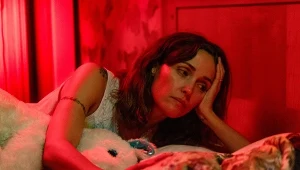 Rose Byrne w filmie "Kopnęłabym cię, gdybym mogła"