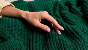 Sweter skurczył się w praniu? Ta metoda, chociaż dziwna, zawsze działa