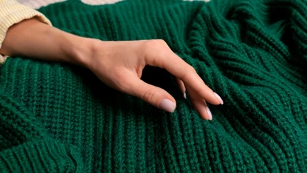 Nie panikuj, jeśli twój ulubiony wełniany sweter skurczył się w praniu. Możesz go jeszcze uratować