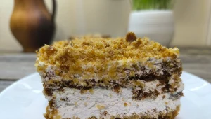 Miodowe ciasto z kremem maślano-waniliowym świetnie sprawdzi się na imprezy 