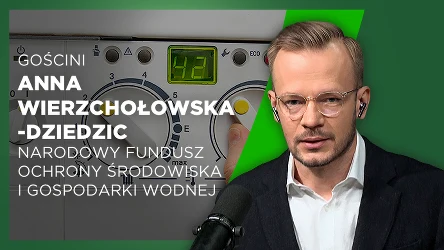 Mężczyzna w okularach i słuchawce mikrofonowej na tle grafiki z panelem sterowania urządzenia elektronicznego oraz tekstem informującym o gościni z Narodowego Funduszu Ochrony Środowiska i Gospodarki Wodnej.