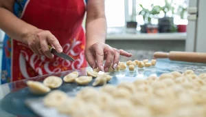 Uszka na wigilię robię wcześniej. Dzięki temu nie sklejają się w zamrażarce
