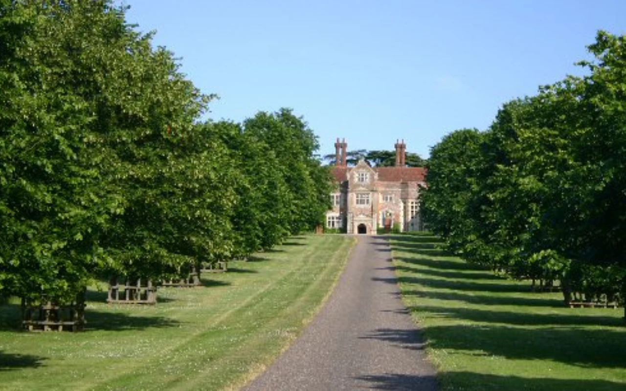 XVI-wieczna rezydencja Coldham Hall, w której Claudia Schiffer zamieszkała razem z mężem