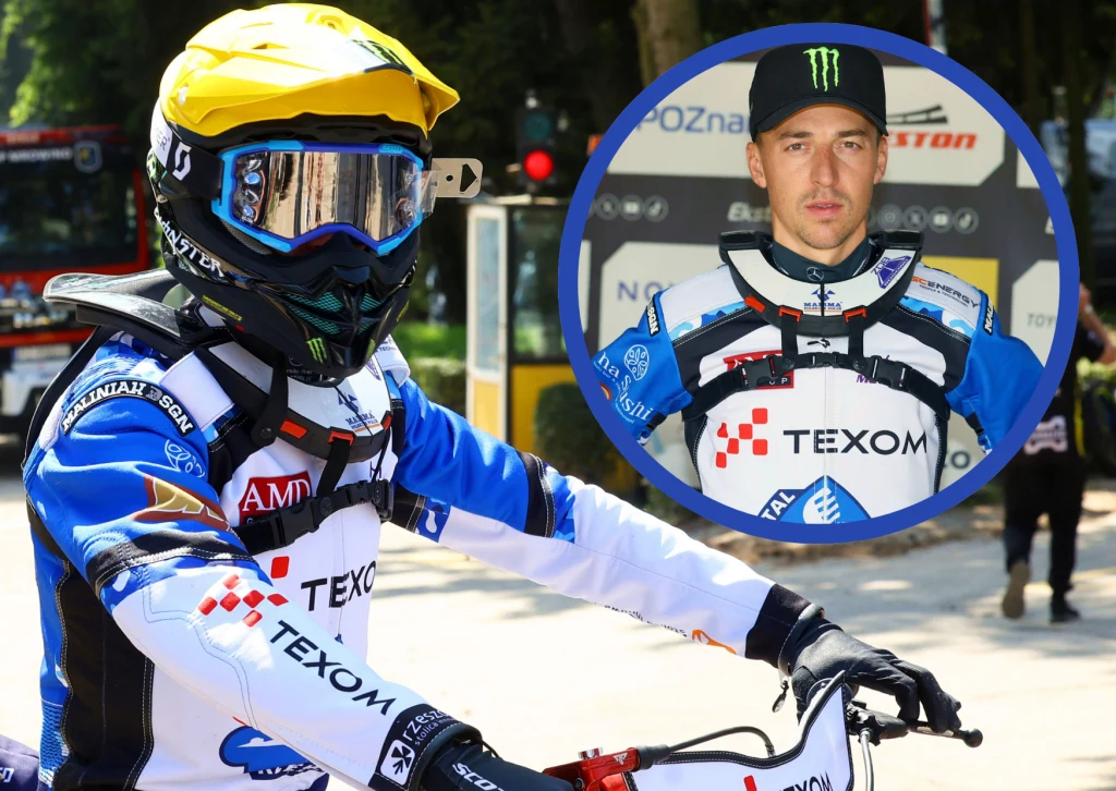 Zawodnik ubrany w strój motocrossowy i kask, siedzi na motocyklu sportowym, w tle widoczne drzewa i elementy miejskiej scenografii. W okrągłej wstawce portret tego samego sportowca bez kasku, na tle sponsorów.