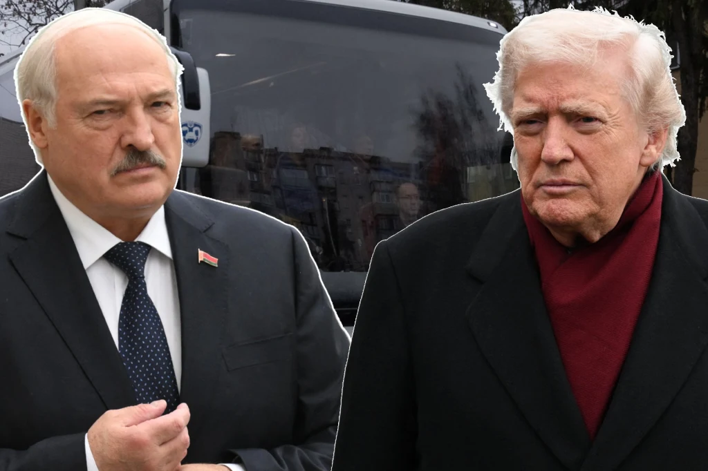 Łukaszenka dogaduje się z Trumpem? Nieoficjalne ustalenia mediów Dwóch mężczyzn w garniturach stoi na zewnątrz, w tle widoczny ciemny autobus. Obaj mają poważny wyraz twarzy oraz białe włosy. Jeden z nich nosi bordowy szalik, drugi ma przypiętą małą flagę do klapy marynarki.