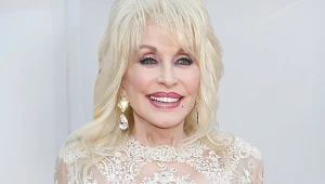 Z zazdrości o męża stworzyła światowy hit. Królowa country, chrzestna Miley Cyrus i ikona popkultury - Dolly Parton