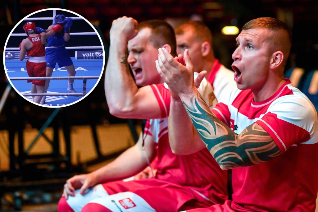 Tomasz Dylak może triumfować. W środę trzy jego podopieczne awansowały do finałów (na zdjęciu Emilia Koterska). W piątek kolejne trzy okazje Grupa sportowców ubranych w biało-czerwone stroje kibicuje z zaangażowaniem na trybunach, wyrażając silne emocje. W okrągłej wstawce widoczna scena pojedynku bokserskiego, gdzie jeden z zawodników w niebieskim stroju wykonuje cios na rywalu w czerwonym...