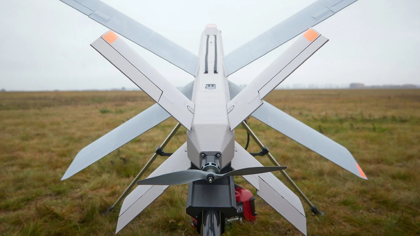 Skopiowali drona armii Putina i teraz atakują nim Rosję. Kijów pokazał Shugai Bezpilotowy dron wojskowy ustawiony na trawiastym terenie, widok od tyłu z wyraźnie widocznymi śmigłami oraz rozłożonymi skrzydłami, w tle otwarta przestrzeń.