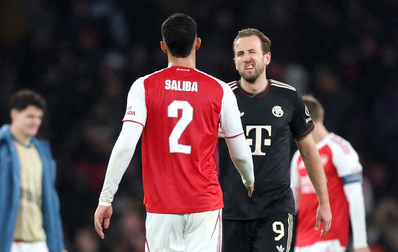 Powrót Harry'ego Kane'a do Anglii okazał się niewypałem Dwóch piłkarzy podczas meczu, jeden w czerwono-białym stroju z nazwiskiem Saliba i numerem 2 na plecach, drugi w czarnym stroju z numerem 9. Zawodnicy znajdują się w centrum uwagi, reszta osób rozmazana w tle.