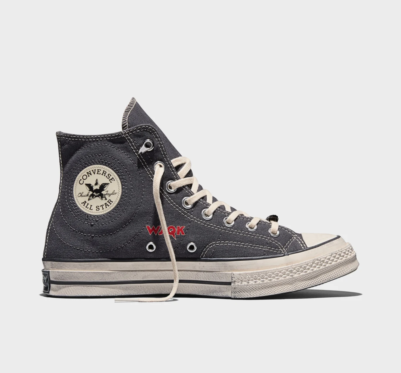 Converse Chuck 70 x Stranger Things Czarny trampki Converse All Star z białą podeszwą oraz napisem WORK na boku, widoczne logo marki na okrągłej naszywce przy kostce.