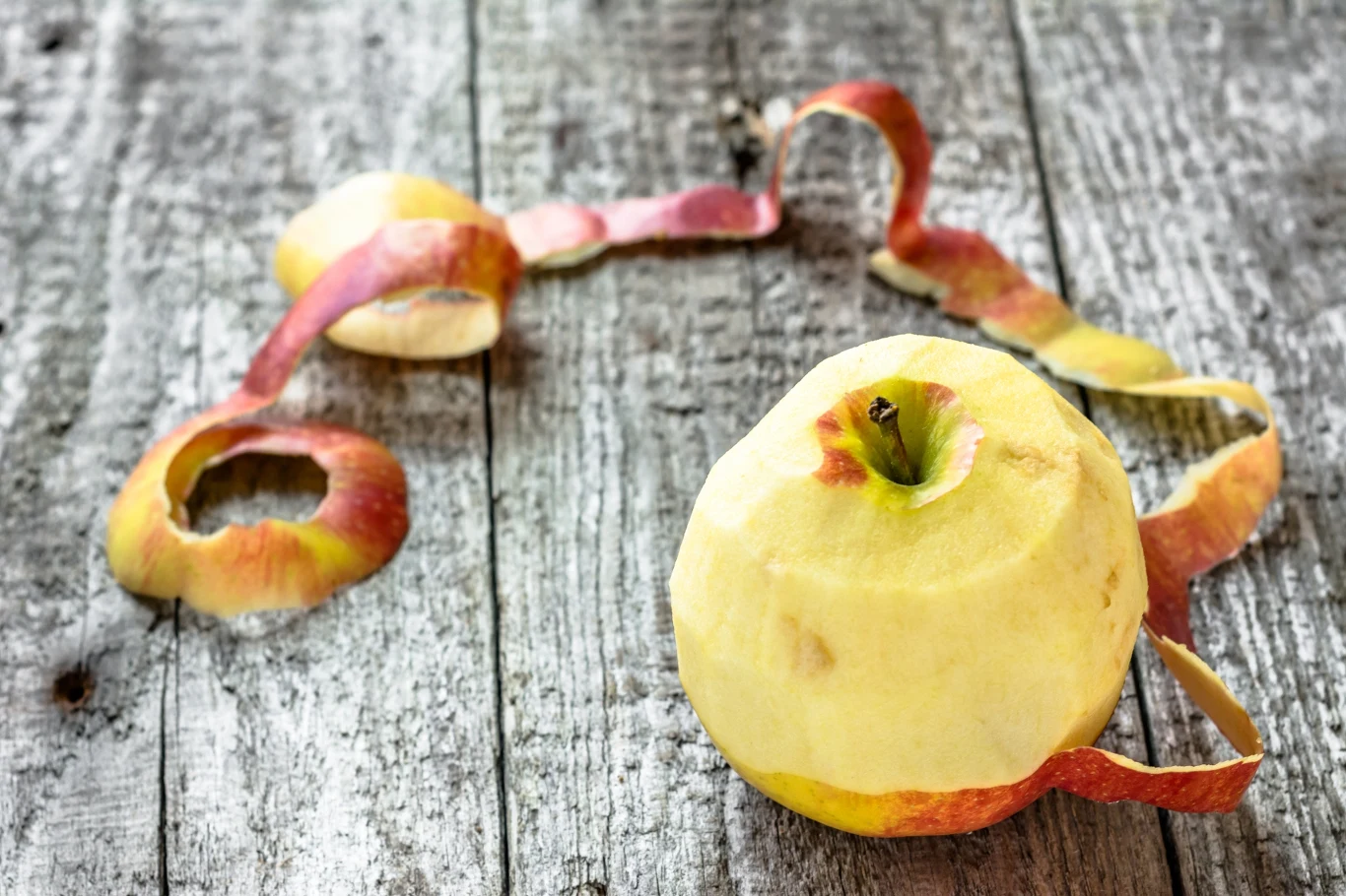 Jedna z najpopularniejszych wróżb andrzejkowych wymaga jabłka Jedna z najpopularniejszych wróżb andrzejkowych wymaga jabłka