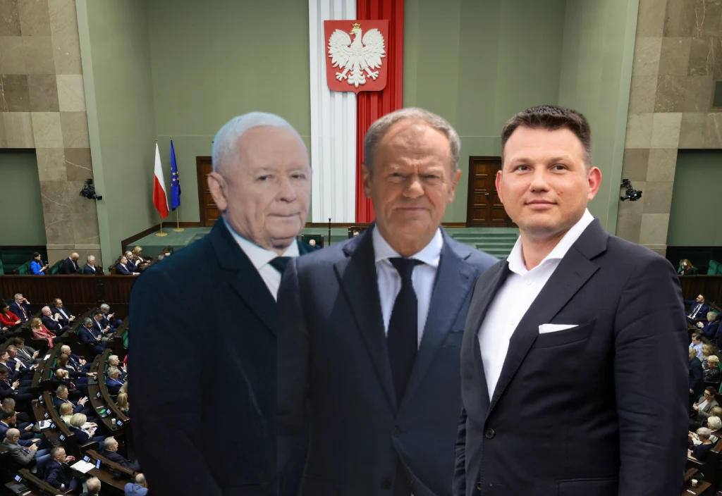 Nowy sondaż partyjny. Na podium Koalicja Obywatelska, Prawo i Sprawiedliwość oraz Konfederacja Trzech mężczyzn ubranych w garnitury stoi na tle sali sejmowej z widocznym godłem Polski i flagami narodowymi. W tle posłowie siedzący na ławach sejmowych.