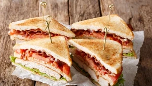 Club sandwich jak z najlepszego amerykańskiego baru śniadaniowego. Spróbuj wersji z indykiem, chrupiącym boczkiem i serem