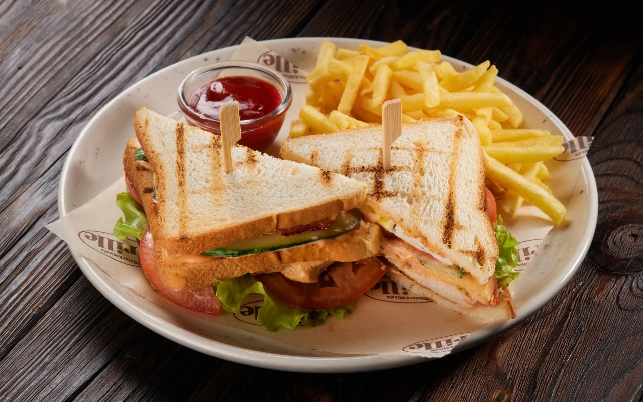 Club sandwich, czyli kultowa kanapka z Nowego Jorku.