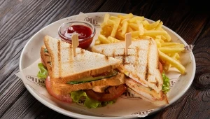 Kultowa kanapka z Nowego Jorku podbiła świat. Skąd się wziął club sandwich?