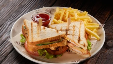 Kultowa kanapka z Nowego Jorku podbiła świat. Skąd się wziął club sandwich?