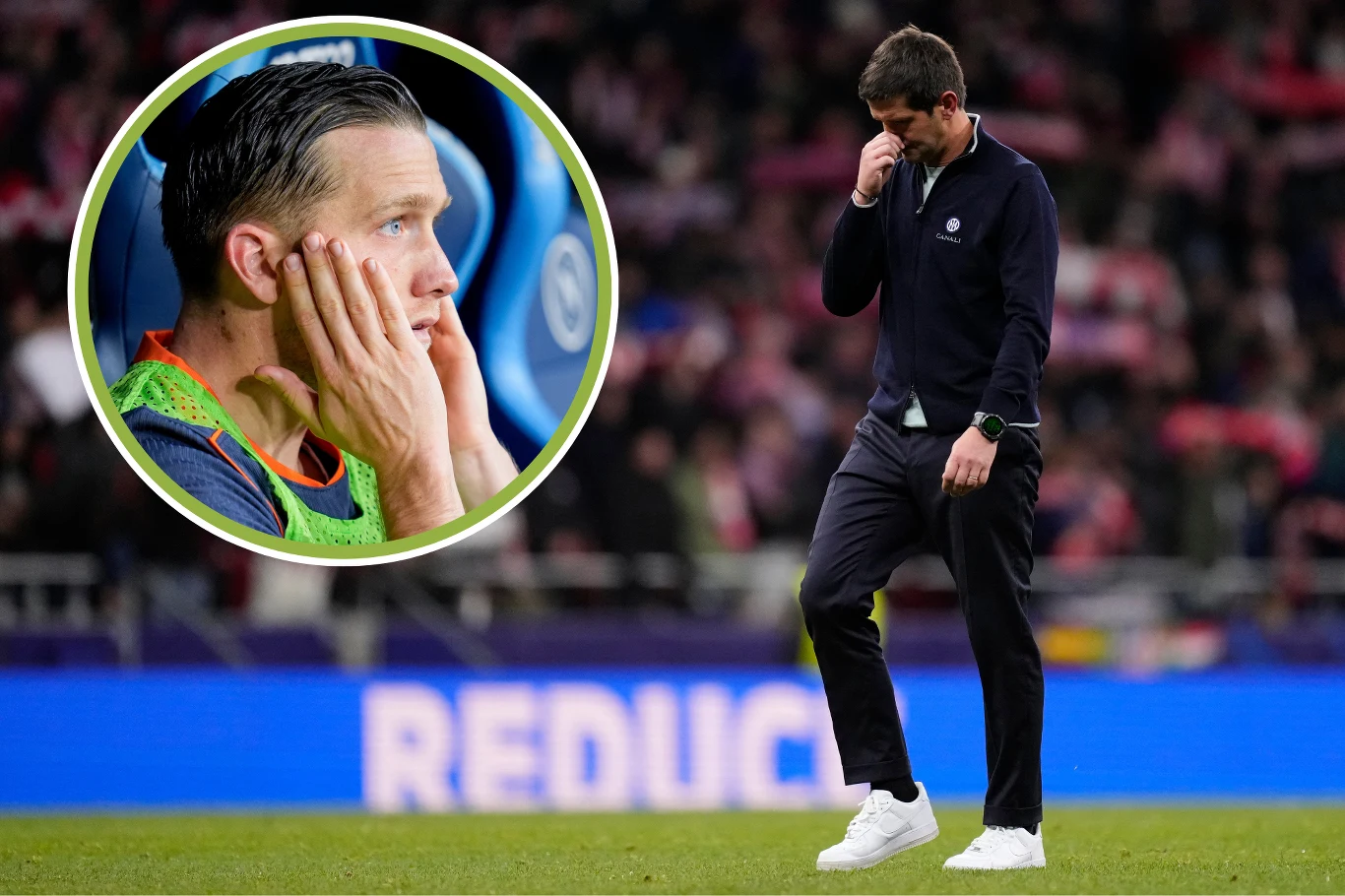 Na zdjęciu Piotr Zieliński i trener Cristian Chivu Dwóch mężczyzn w centrum uwagi – jeden siedzi na ławce rezerwowych z rękami przy twarzy, wyraźnie zasmucony, drugi opuszcza stadion z głową opuszczoną i ręką przy twarzy, jakby zamyślony lub przygnębiony, tło wypełniają rozmyte sylwetki kibiców oraz st...