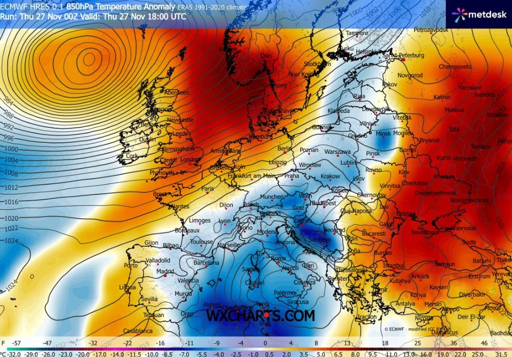 Kolorowa mapa pogodowa Europy przedstawiająca anomalię temperatury na wysokości 850 hPa, z wyraźnie zaznaczonymi strefami ciepła nad Europą Wschodnią i zimna nad środkową Europą. Na mapie widoczne są izotermy oraz nazwy głównych miast i państw.