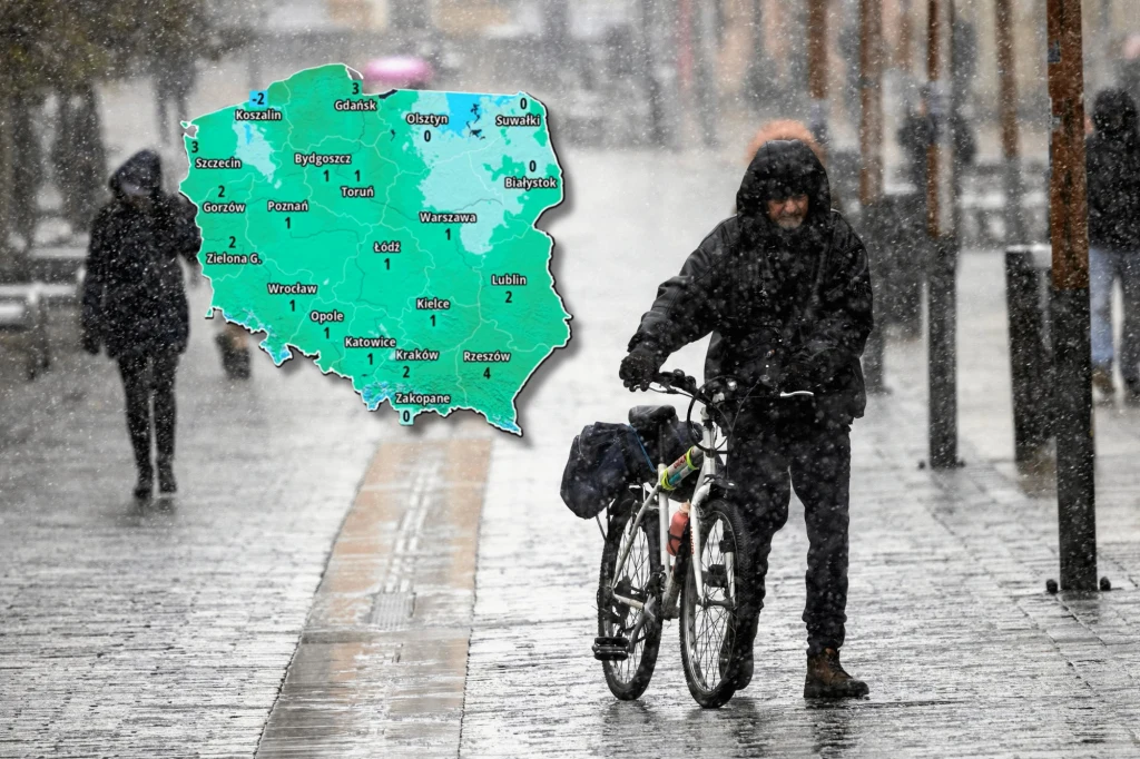 Mężczyzna prowadzący rower w deszczowej aurze w mieście, wokół przechodnie chroniący się przed opadami, w lewym górnym rogu mapka Polski z naniesionymi prognozami pogody oraz temperaturami dla największych miast.